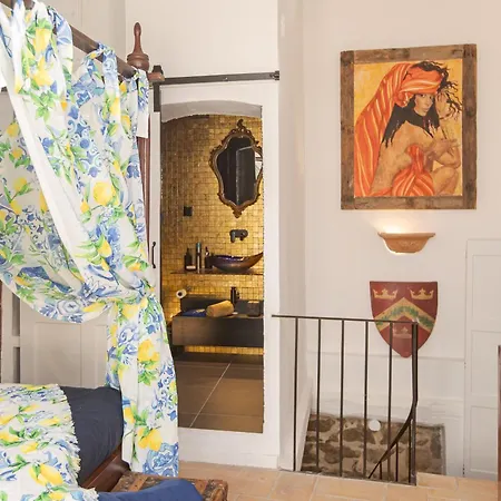 Holiday home Steps From The Port! Chic 2-bed In The Heart Of