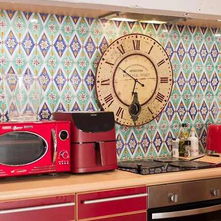 Vakantiehuis Steps From The Port! Chic 2-bed In The Heart Of *