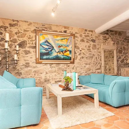 Steps From The Port! Chic 2-bed In The Heart Of Holiday home *