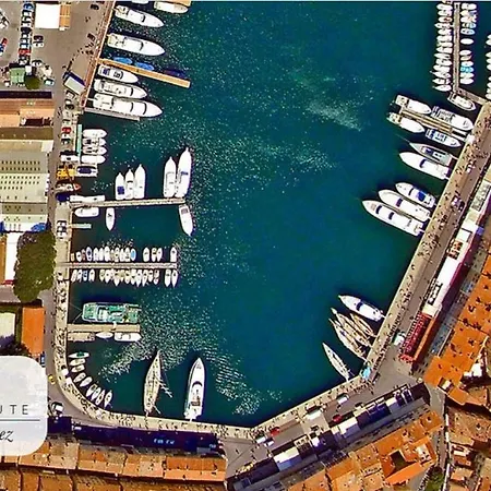 Steps From The Port! Chic 2-bed In The Heart Of Holiday home
