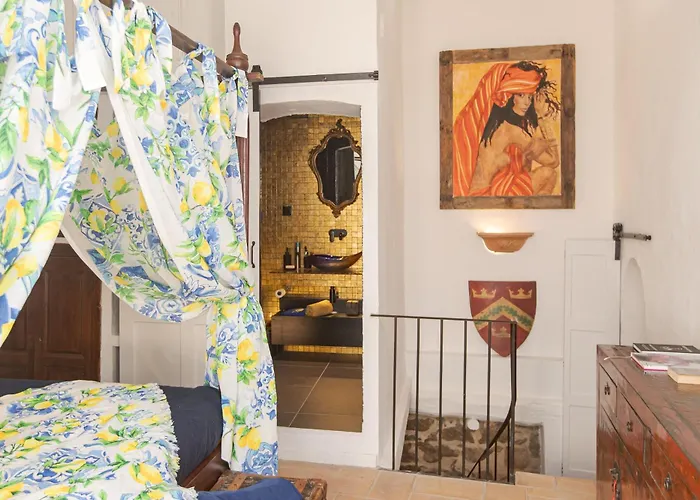 Holiday home Steps From The Port! Chic 2-bed In The Heart Of